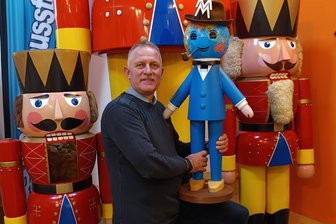 Mit Bildergalerie: Vom Verkaufswagen zum Museumskomplex – das Experiment Nussknackermuseum Neuhausen - Uwe Löschner ist ein leidenschaftlicher Sammler von Nussknackern.