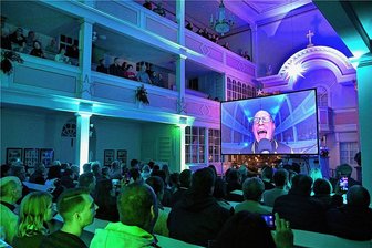 Mit Billie Eilish in der Kirche: Ein "Bad Guy" zaubert auf der Orgel - "Starlights Live" mit Nico Wieditz an der Orgel war am Mittwoch in der Kirche Grünlichtenberg zu erleben. 