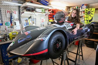 Mit bis zu 100 km/h bergab: 13-jährige Limbacherin wird mit ihrer Seifenkiste Vize-Europameisterin - Lina Minou Hecht ist mit ihrer Seifenkiste zuletzt Deutsche Meisterin und Vize-Europameisterin geworden. Die 13-Jährige trainiert beim TuS Falke Rußdorf.