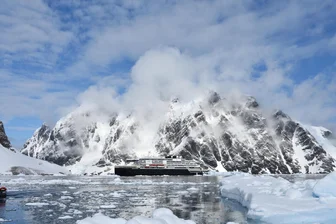 Mit Bjørn zu den Buckelwalen: Auf Expeditionskreuzfahrt durch die Antarktis - Die „Fridtjof Nansen“ im ewigen Eis der Antarktis: An Bord haben bis zu 490 Passagiere Platz. Sie kommen aus der ganzen Welt.