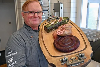 Mit Blutwurst-Spinat-Roulade und französischer „Toter Oma“: Blutwurstritter aus Marbach überzeugt französische Fleischer-Jury - Ingolf Fischer mit Spinat-Roulade, klassischer Blutwurst und französischer Rezeptur.