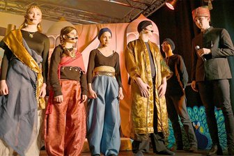Mit Botschaft: Schönecker Schüler bringen Musical auf die Bühne - Eine indische Familie will sich mit geliehenem Geld materielle Wünsche erfüllen. Obwohl sie es nicht zurückzahlen kann, lässt der Maharadscha aus Barmherzigkeit Gnade vor Recht ergehen.