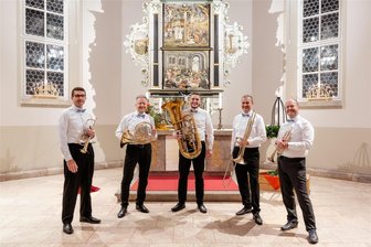 Mit Brass-Klängen geht es im Erzgebirge ins neue Jahr - Das Ensemble um Namensgeber Philip Josiger (Mitte) und den künstlerischen Leiter Danny Noske (rechts) – hier mit André Lindner und Andreas Naupert (von links) sowie Holger Hunger – spielt am Sonntag in Herold.