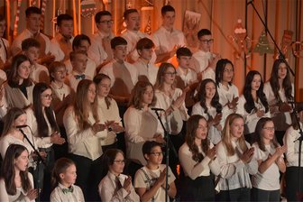 Mit Bravo-Rufen aus dem Publikum: Mitreißendes Weihnachtskonzert des Julius-Mosen-Gymnasiums Oelsnitz - Viel Beifall erhielt der Chor des Gymnasiums und gab ihn ans Publikum weiter.