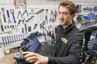 Mit Bravour durch die Berufsausbildung - hier freuen sich Könner ihres Fachs -