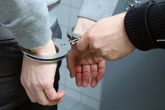 Mit Brechstange bewaffnet: 19-Jähriger nach räuberischer Erpressung festgenommen - 