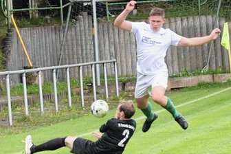 Mit breiter Brust ins Derby - Schneebergs Ben Seifert (l.) ist vor dem Thalheimer Niels Hanse am Ball. Das Hinspiel im Zwönitztal gewann die Concordia mit 2:1, nun wollen die Tannen den Spieß umdrehen. 