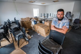 Mit Bubble-Hotel und Schlachthof-Neubau in den Ruin? Warum ein junger Erzgebirger fast am Verzweifeln ist - Sascha Flechsig betreibt in Schönheide den Fauna-Naturhof mit verschiedenen Tieren. Er wollte sein Geschäftsfeld um ein sogenanntes Bubble-Hotel und einen Schlachthof, beides in Schönheide, erweitern. Doch jetzt steht er vor so großen finanziellen Problemen, so dass ihm die Privatinsolvenz droht.