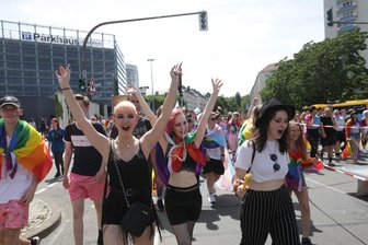 Mit bunten Fahnen und lauter Musik für Toleranz - 
