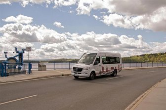 Mit Bus und Bahn zum Tag des Wassers an die Talsperre Pöhl - Der Saisonbus auf der Sperrmauer der Talsperre Pöhl.