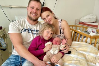 Mit „Carlchen“ endet eine Ära: Geburtenstation der Kliniken Erlabrunn schließt nach 50.500 Babys - Baby Carl mit seinen Eltern Sindy und Rico Schneider aus Crottendorf sowie Schwester Lena (8). Er ist wahrscheinlich das letzte Baby, das in den Kliniken Erlabrunn das Licht der Welt erblickt hat. Dass er auf dem Foto „winkt“, ist Zufall.