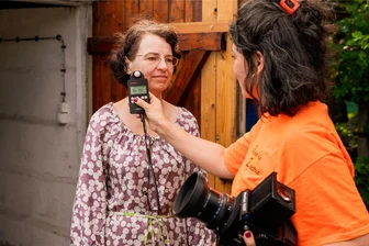 Mit Charme und Rollfilm: Renommierte Fotografin porträtiert Chemnitzer Garagenbesitzer - Fotografin Maria Sturm misst die Belichtungszeit, die sie an ihrer analogen Kamera einstellen muss, um ein perfektes Bild von Katja Lücke zu machen.