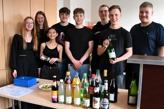 Mit Cocktails nach Oslo: Wie vogtländische Schüler Geld für Abifeier und Abschlussfahrt sammeln - Hinter dem Tresen: Futurum-Elftklässler, die Geld für ihren Schulabschluss verdienen wollen.