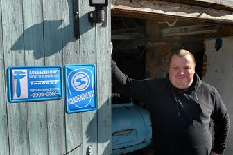 Mit dem Anhänger nach Paris: So will sich Thomas Rodewohl aus Altmittweida seinen Trabant zurückholen - Trabi-Fan Thomas Rodewohl in Altmittweida vor seiner Schrauber-Werkstatt.