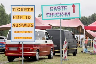 Mit dem Auto zum Festival – so klappt’s besser - Festivalbesuch mit dem Auto – klingt nach Freiheit, braucht aber Planung: Mit diesen Tipps kommt man entspannter hin (und wieder weg).