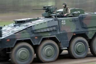 Mit dem Besenstiel als Kanone zum Nato-Manöver - Ein Transportfahrzeug Boxer bei einer Übung.