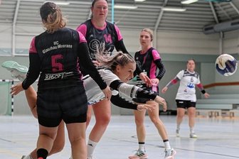 Mit dem Betonmischer zum ersten Sieg - Harte Abwehrarbeit - wie hier im Heimspiel gegen Langenhessen/Crimmitschau - zählte schon immer zu den Stärken des HC Glauchau/Meerane (dunkle Trikots). Am Wochenende machte sie sich zum ersten Mal in dieser Saison mit einem Sieg bezahlt.