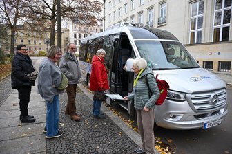 Mit dem Bus entlang des „Purple Path“: Wie Kunst rund um Chemnitz begeistern kann - Start zur Bus-Tour ist am Schillerplatz. Ramona Wagner (rechts) ist seit 10 Jahren Gästeführerin und leitet die Purple-Path-Tour.