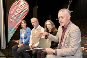 Mit dem Bus ins Puppentheater: Neues Projekt ermöglicht Kindern aus dem Zwickauer Land den Theaterbesuch - Landrat Carsten Michaelis (r.) bei der Übergabe des Förderbescheids im Puppentheater.