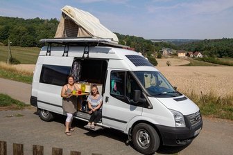 Mit dem Camper Marke Eigenbau vom Vogtland ans Nordkap - In Kürze geht die Familie erneut auf Tour. Mandy Turreck und Tochter Nila machen das Familien-Wohnmobil startklar.