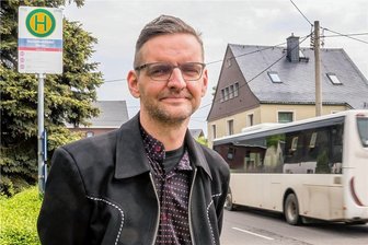 Mit dem Deutschlandticket via Bus durch das Erzgebirge –  Wie funktioniert das? - Gleich geht’s mit dem Bus los: Sebastian Gogol wartet am Startpunkt in Deutscheinsiedel auf den Linienbus, der ihn nach Olbernhau bringen soll.