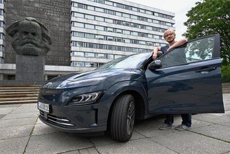 Mit dem E-Auto nach Italien - ein Selbstversuch - Start in Chemnitz in den Urlaub mit einem E-Auto, dem Hyundai Kona Elektro: Vor Lukas Fischer, Redakteur der "Freien Presse", liegen mehr als 2000 Kilometer Weg. 