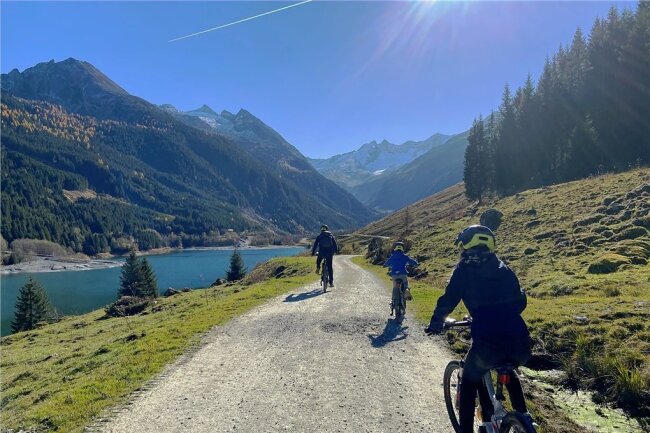 Mit dem E-Bike in den Zillertaler Alpen - Blick auf Berge und Wasser: Die Runde um den Durlassboden-Stausee in den Zillertaler Alpen ist für eine E-Bike-Tour mit Kindern perfekt geeignet.