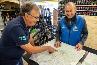 Mit dem E-Bike über den Erzgebirgskamm: Neues touristisches Angebot in Carlsfeld - Heiko Siegel (links) und Frank Bulst haben die sechs verschiedenen Fahrradtouren geplant, die über den Erzgebirgskamm führen. „Eine wunderschöne Landschaft, und es gibt viel zu erzählen“, sagt Frank Bulst. Die Carlsfelder wollen auch im Sommer ein besonderes touristisches Angebot unterbreiten.