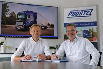 Mit dem E-Lkw von München bis Hamburg: Callenberger Spedition wagt das scheinbar Unmögliche - Geschäftsführer Ingo Prüstel (links) und Verkehrsleiter Heiko Augustin sind überzeugt, dass der Einsatz von E-Lkw auch im Fernverkehr funktioniert. Zum Fuhrpark der Callenberger Spedition gehören neuerdings auch fünf E-Volvo.