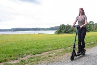 Mit dem E-Roller an die Pöhl - Nicole Tußler testet die neuen E-Scooter an der Talsperre Pöhl.