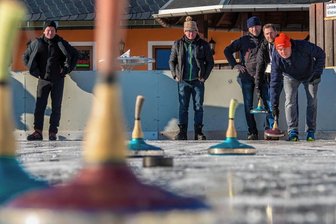 Mit dem Eisstock zum Ziel - 