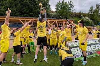 Mit dem Erzgebirgspokal nach Malle: Zschorlauer Fußballer schreiben Geschichte - Trainer Maik Schettler, der hier den Pokal in die Höhe streckt, und seinen Spielern war die Freude in Drebach deutlich anzumerken.