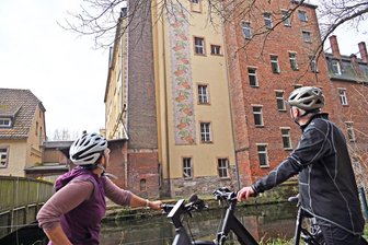Mit dem Fahrrad auf dem Purple Path – diese Touren empfiehlt die „Freie Presse“ - Den Purple Path auf zwei Rädern entdecken: zum Beispiel die riesige Textilstruktur „Mapping Patterns: Industrial Flora“ in Niederwiesa.