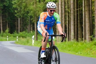 Mit dem Fahrrad auf den Mount Everest - Zwischen dem Waldbad Brunn und dem Waldpark Grünheide kennt MarkusLeine seit Samstag jeden Baum. 47-mal nahm er bei seinem nicht alltäglichen Vorhaben die gut 200 Hohenmeter unter die Räder. 