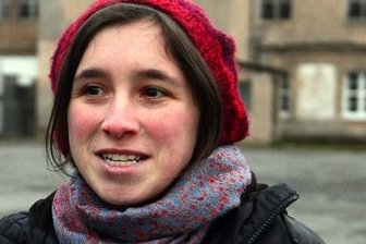 Mit dem Fahrrad auf den Spuren der Geschichte - Anna Schüller engagiert sich schon seit Jahren in der Geschichtswerkstatt Sachsenburg für die Erforschung der Geschichte des ehemaligen KZ Sachsenburg und die Einrichtung einer Gedenkstätte.Foto: Falk Bernhardt