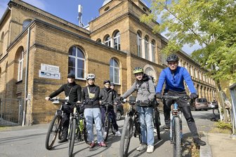 Mit dem Fahrrad auf den Spuren des Todesmarsches von Mülsen: „Es waren unmenschliche Umstände“ - Geschichtsstunde auf zwei Rädern: Ole (r.), Jakob (2. v. r.) und fünf weitere Jugendliche erkunden mit dem Fahrrad die Strecke des Mülsener Todesmarsches von 1945.
