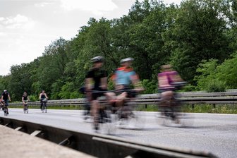 Mit dem Fahrrad auf der A 72 unterwegs: Polizei stoppt 29-Jährigen nahe Zwickau - Radfahren auf der Autobahn ist nicht erlaubt. Ausnahme sind genehmigte Demonstrationen. Das Bild entstand 2022 in Berlin.