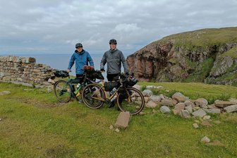 Mit dem Fahrrad durch Großbritannien: Zwei junge Vogtländer und das Abenteuer ihres Lebens - Geschafft: Jonathan Jacob (links) und Johann Georgi (rechts) auf Cape Wrath, den nordöstlichsten Punkt Großbritanniens.
