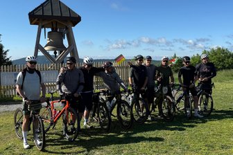 Mit dem Fahrrad vom Fichtelberg an die Riviera: Acht Erzgebirger starten ihre Schussfahrt nach San Remo - Die acht Erzgebirger starten mit ihrem Begleitfahrer ihre XXL-Tour nach San Remo.