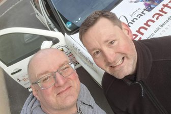 Mit dem Familien-VW 7000 Kilometer in die Wüste - was Team Reichenbach beim Tanken auffällt: „Diese Franzosen, wie machen die das nur?“ - Unterwegs. Team Reichenbach mit Mike Simon (links) und Mario Zimmermann vor dem Rallye-VW.