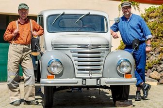 Mit dem Framo auf Großvaters Spuren - Jan Wätzig (l.) und Ingo Nicklaus haben sich in Schale geworfen. In original DDR-Arbeitsbekleidung gehen sie miteinem Framo V 901/2 auf Erlebnistour entlang der legendären Fernstraße 96. 