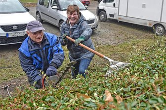 Mit dem Frühjahrsputz gegen den Winterschmutz in Erdmannsdorf - Frühjahrsputz in Erdmannsdorf. Die Natur- und Heimatfreunde legen rund ums Schloss Hand an, auch Ilona Graumnitz-Eckhardt und Ralf Hermann greifen gut gelaunt zum Werkzeug. Foto: Christof Heyden