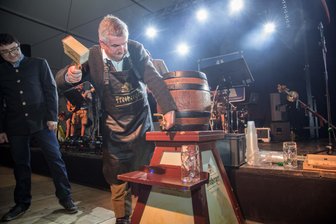 Mit dem Hammer gegen den Alkohol - Oktoberfest in Oederan eröffnet - Bürgermeister Steffen Schneider eröffnete am Freitagabend das Oktoberfest in Oederan.