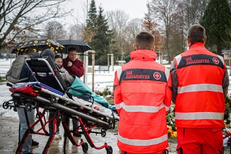 Mit dem Krankenwagen zur Trauerfeier: Rettungssanitäter in Flöha erfüllen Wunsch einer 82-Jährigen - Dank Sanitätern konnte die ältere Dame das Grab ihres Mannes besuchen.