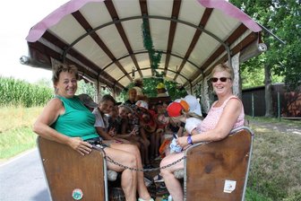 Mit dem Kremser durch den Werdauer Wald - Andrea Strietzel (links) und Andrea Wolter mit Kindern der Ferienfreizeit unterwegs im Kremser.