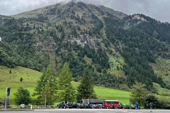 Mit dem Lanz Bulldog aus Leubsdorf zur Oldtimer-Traktor-Weltmeisterschaft nach Österreich - Oldtimer-Traktoren am Donnerstagnachmittag vor der imposanten Bergkulisse in Österreich.