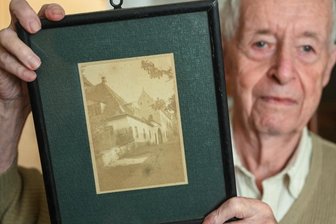"Mit dem Leerzug verfielen die Gebäude" - Andreas Hofmann, ältesten Vertreter der Welker-Erbengemeinschaft, zeigt ein Bild, auf dem das Welkersche Grundstück in Burgstädt um das Jahr 1900 zu sehen ist.