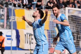 Mit dem letzten Aufgebot: Chemnitzer FC nimmt bei Heimsieg gegen Carl Zeiss Jena Geschenke an - Tom Baumgart (links) freut sich mit Dejan Bozic über den Treffer zum zwischenzeitlichen 2:1 für den CFC.