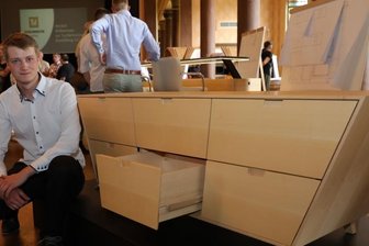 Mit dem Lowboard eine Etappe zum Berufsziel geschafft - Christian Kaufmann aus Bad Schlema ist angehender Tischlermeister. Sein Meisterstück ist dieses Lowboard. 
