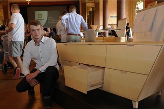 Mit dem Lowboard hat Erzgebirger eine Etappe zum Berufsziel geschafft - Christian Kaufmann aus Bad Schlema ist angehender Tischlermeister. Sein Meisterstück ist dieses Lowboard.